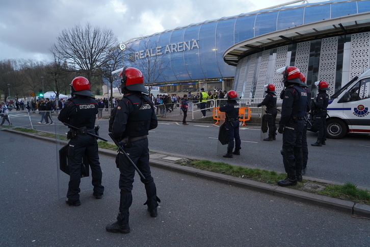 Agentes de la Ertzaintza en el lugar de los hechos en la previa del partido entre la Real y el PSG.