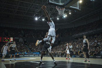 Bagayoko culmina un alley oop en la ida de la final de la pasada FIBA Europe Cup ante el PAOK de Salónica.