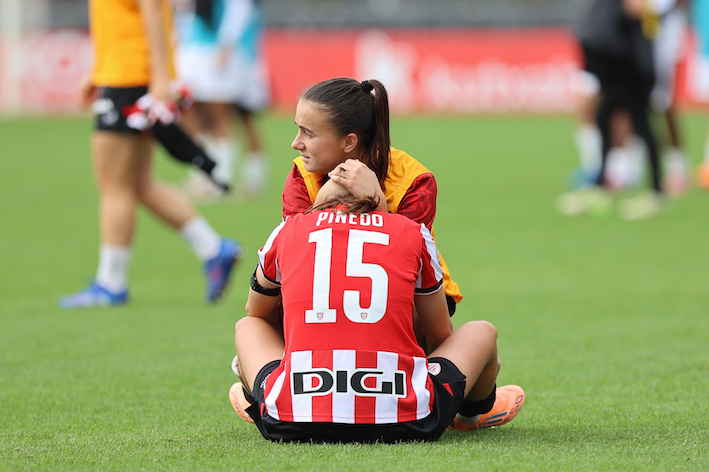 Azkona consuela a Pinedo a la conclusión del partido entre Athletic y DUX. (Oskar Matxin Edesa/FOKU)