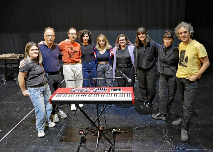 Loraldiaren ekoizpen berrian parte hartu duten sortzaileak.