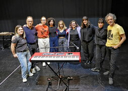 Loraldiaren ekoizpen berrian parte hartu duten sortzaileak.