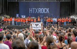 Hatortxu Rocken agurrean iragarri zuten ASKE jaialdiak hartuko diola lekukoa elkartasun festibalari.