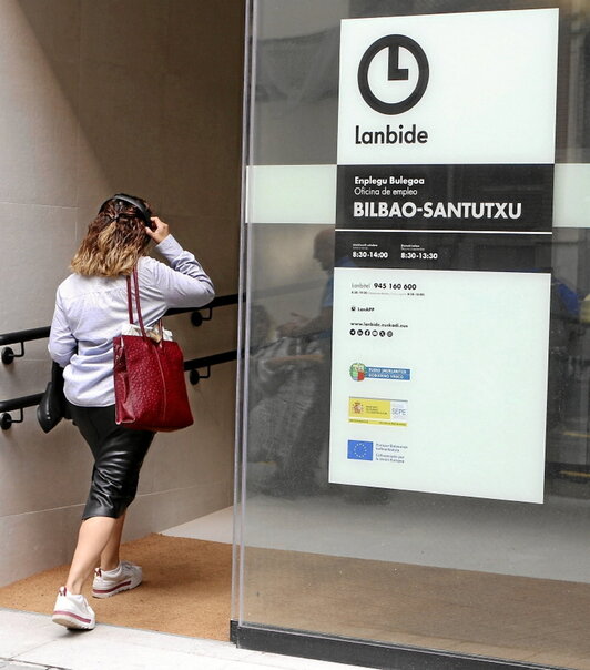 Una persona entra en una oficina de Lanbide.