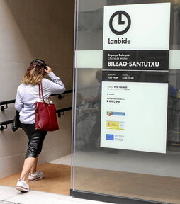 Una persona entra en una oficina de Lanbide.