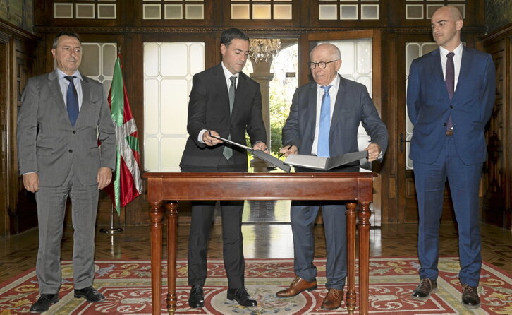 Mikel Antón, Imanol Pradales, Jean-René Etchegaray y Joseba Erremundeguy, en el acto de firma del Memorando.