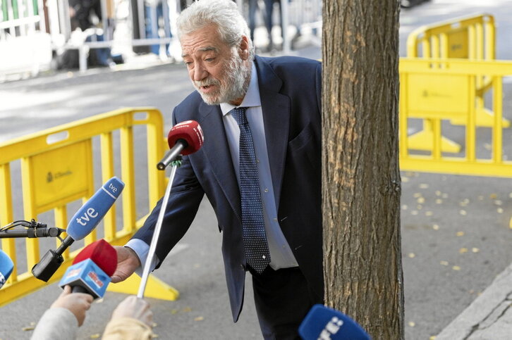 Miguel Ángel Rodríguez atiende a los medios a su llegada al Tribunal Supremo.