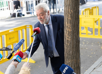Miguel Ángel Rodríguez atiende a los medios a su llegada al Tribunal Supremo.