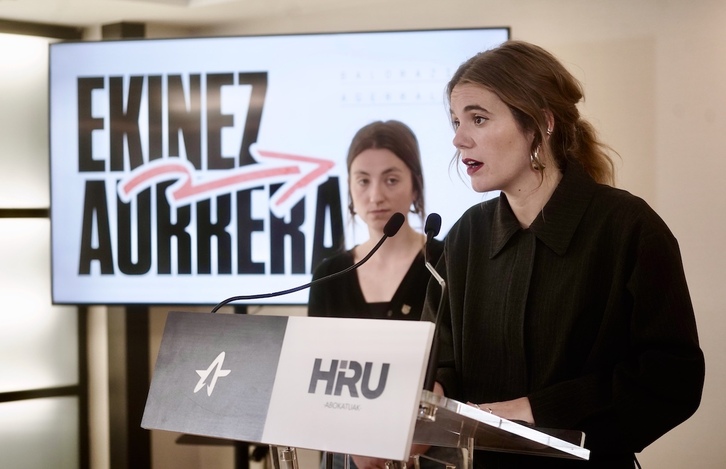 Maddi Bilbao abokatua hizketan, Amaiur Egurrola Ernaiko eleduna begira duela.