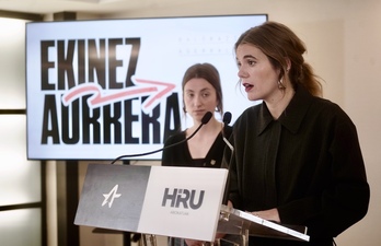 Maddi Bilbao abokatua hizketan, Amaiur Egurrola Ernaiko eleduna begira duela.