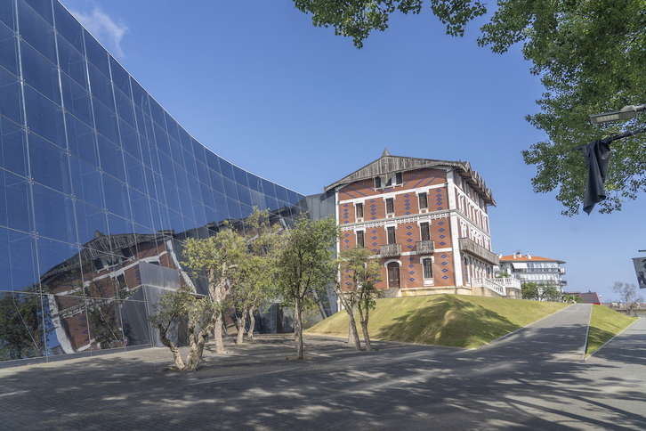 Getarian dagoen Balenciaga museoaren kristalezko fatxada, artxiboko irudi batean.