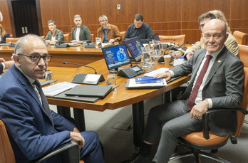 El consejero Juan Ignacio Pérez Iglesias y parte de su equipo, en el Parlamento.