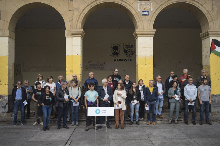 Gure Eskuk Algortan antolatutako ekitaldia. Lehen lerroan, Agirre, Errementeria eta Franco.