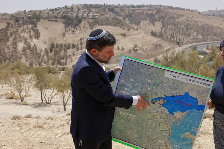 El ministro de Economía israelí, Bezalel Smotrich, presenta un mapa del asentamiento de Maale Adumim.