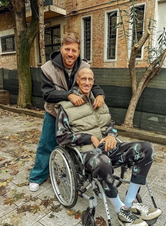 Achille Polonara, desmejorado pero vivo, a la salida del hospital.