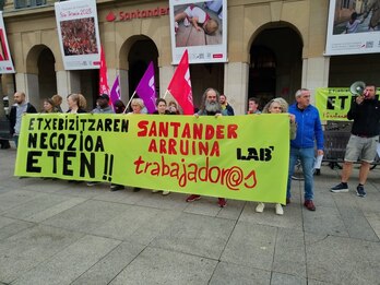 Santanden banketxearen parean egindako elkarretaratzea. 