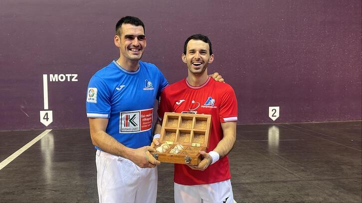 Joseba Ezkurdia eta Jokin Altuna, irribarretsu, material aukeraketan.