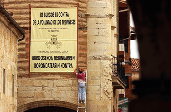 Cartel colocado en el Ayuntamiento de Trebiñu para denunciar la situación del enclave.