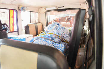 Una ambulancia transporte uno de los cadáveres de los alpinistas fallecidos en el Yalung Ri.