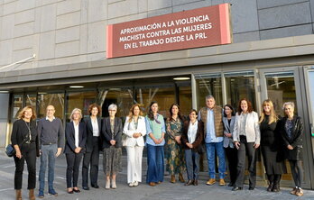 Participantes en la jornada «Aproximación a la violencia contra las mujeres en el trabajo desde la prevención de riesgos laborales».