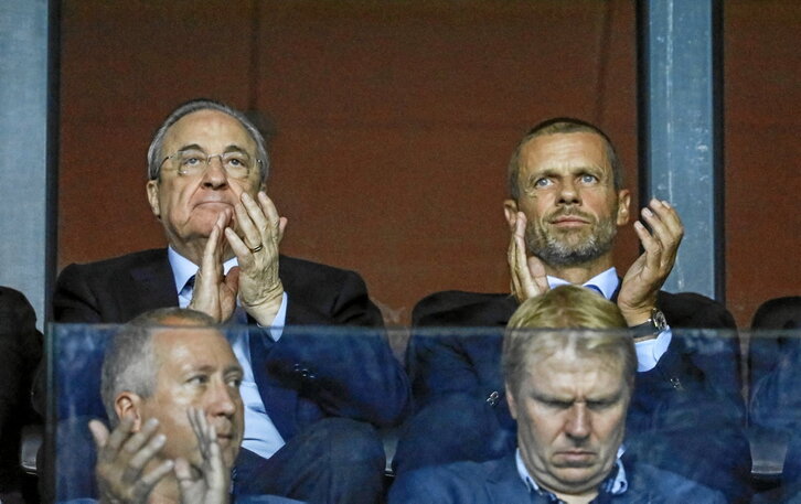 El presidente del Real Madrid, Florentino Pérez, y el de la UEFA, Aleksander Ceferin -arriba, ambos aplaudiendo-, en la gradas viendo juntos la Supercopa de Europa de agosto de 2018.