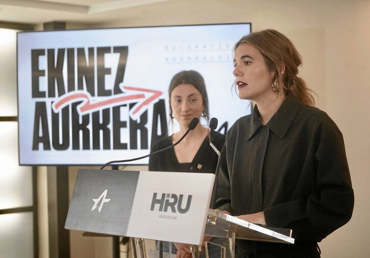 Maddi Bilbao abokatua hizketan, Amaiur Egurrola Ernaiko eleduna begira duela.