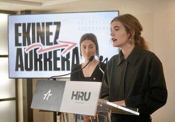 Maddi Bilbao abokatua hizketan, Amaiur Egurrola Ernaiko eleduna begira duela.