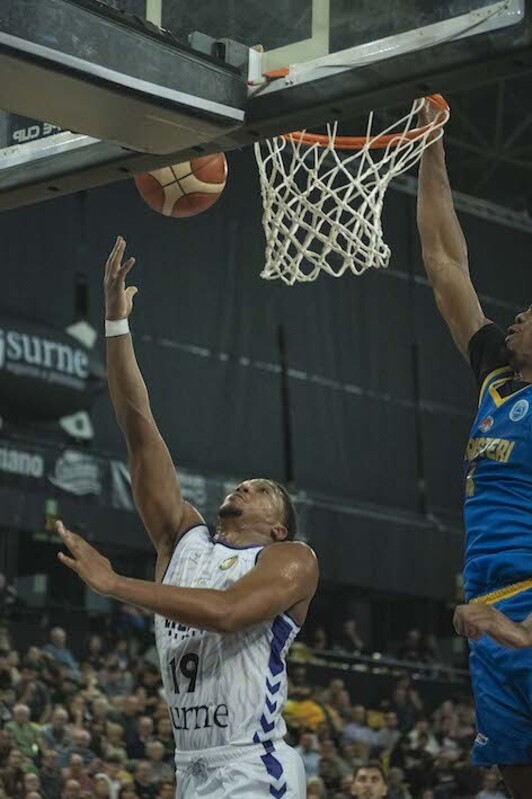 Bilbao Basketen zorroztasunak Peristeri aurretik eraman du.