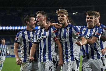 Peru Rodríguez es felicitado por sus compañeros tras anotar el penalti que ha supuesto el 1-0.