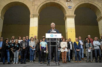 Gure Eskuk Algortan antolatutako ekitaldia. Aurrean, Agirre; haren atzean, Errementeria eta Franco.