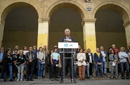 Gure Eskuk Algortan antolatutako ekitaldia. Aurrean, Agirre; haren atzean, Errementeria eta Franco.