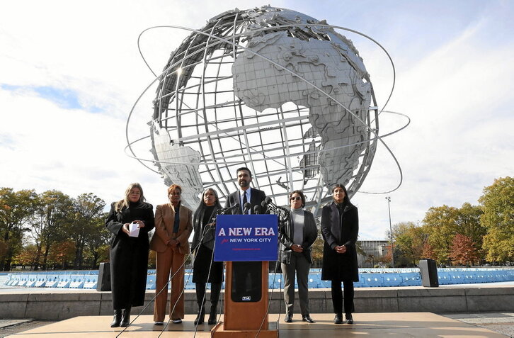 Zohran Mamdani eta bere trantsiziorako ekipoa, atzo New Yorkeko Queens auzoan egindako agerraldian.