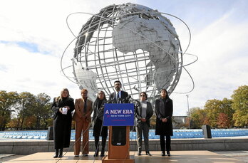 Zohran Mamdani eta bere trantsiziorako ekipoa, atzo New Yorkeko Queens auzoan egindako agerraldian.