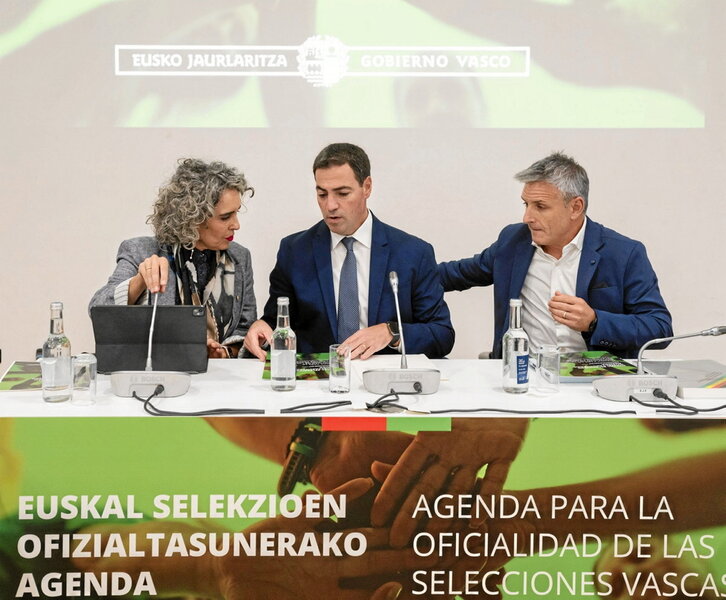 Pradales, flanqueado por Ibone Bengoetxea y Gorka Iturriaga, director de Actidad Física y Deporte.