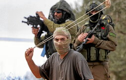 Protegido por el Ejército, un colono ataca a los palestinos durante la cosecha de aceitunas en Beita, al sur de Nablus.
