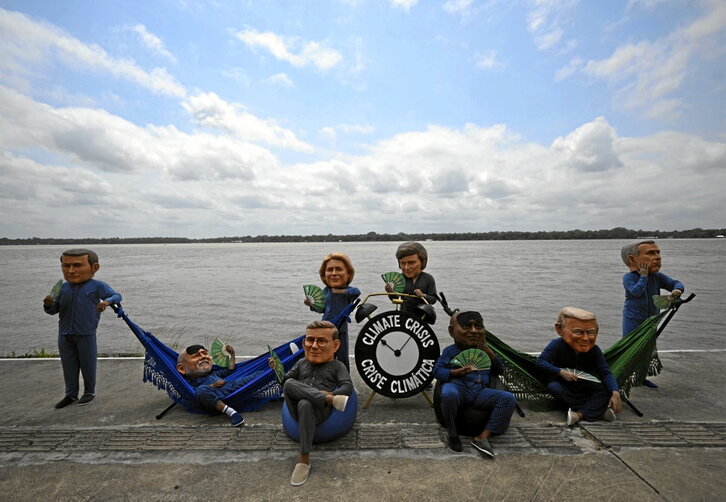 Protesta de activistas de Oxfam caracterizados como líderes mundiales, en Belém.