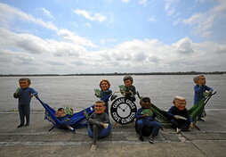 Protesta de activistas de Oxfam caracterizados como líderes mundiales, en Belém.