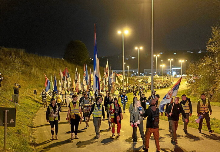 La marcha de los y las estudiantes de Serbia, poco antes de acceder al túnel que da paso a Novi Sad.
