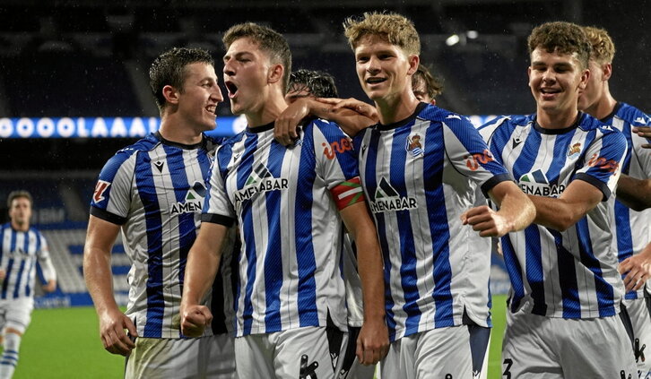 Peru Rodríguez es felicitado por sus compañeros tras anotar el 1-0.