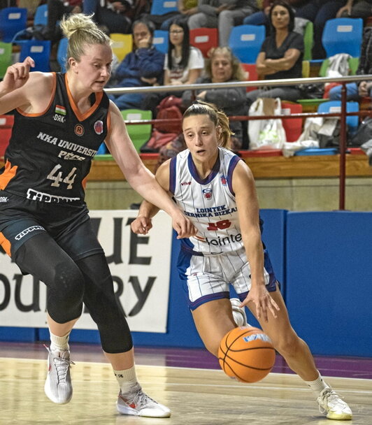 Castedo encara a una Reisingerova imparable.