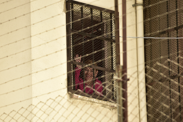 Jeanine Áñez saluda desde la prisión de Miraflores, en La Paz.