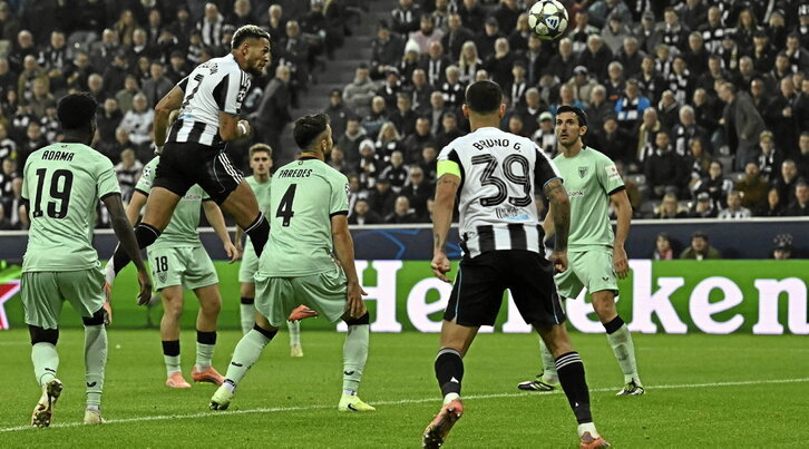 Joelinton remata de cabeza ante la pasividad del Athletic para hacer el 2-0.