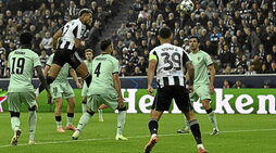 Joelinton remata de cabeza ante la pasividad del Athletic para hacer el 2-0.