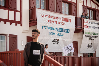 Le parti avait organisé une action visuelle devant la maison achetée puis revendue par Pierre-Édouard Stérin dans la Cité des corsaires.