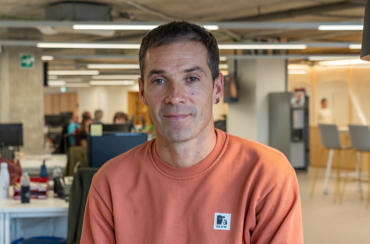 Mikel Labaka, en la redacción de NAIZ y GARA, en Donostia.