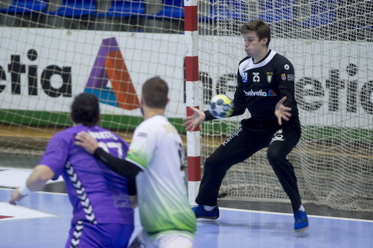 Parada del portero navarro Sergey Hernández, durante su etapa en las filas de Anaitasuna.