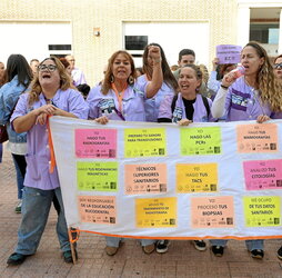Protesta de técnicas superiores sanitarias a las puertas del hospital de Cruces, en Barakaldo.