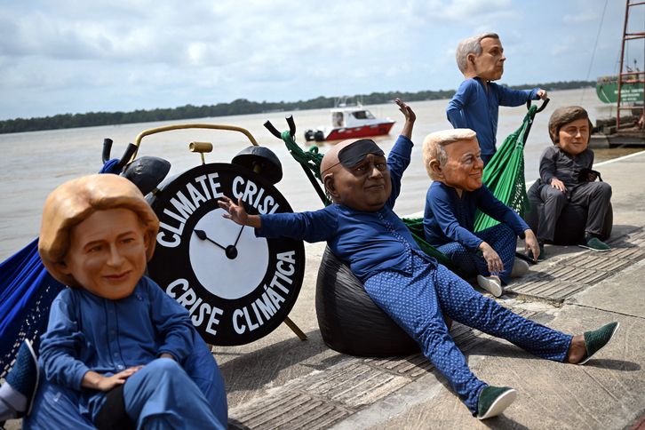 Protesta de Oxfam con Von der Leyen (UE), Ramaphosa (Sudáfrica), Trump (EEUU), Carney (Canadá) y Milei (Argentina) descansando mientras la crisis climática se agudiza.