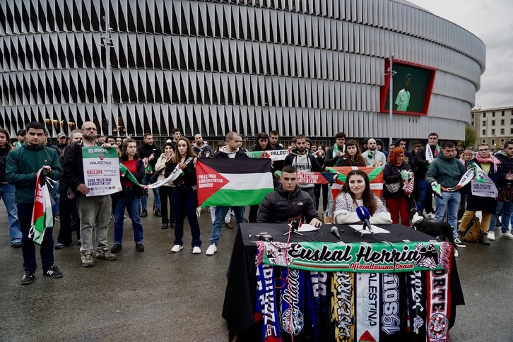 Comparecencia ante el estadio de San Mamés, donde tendrá lugar el histórico partido.
