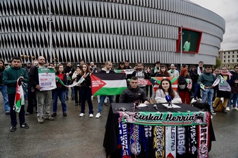 Comparecencia ante el estadio de San Mamés, donde tendrá lugar el histórico partido.