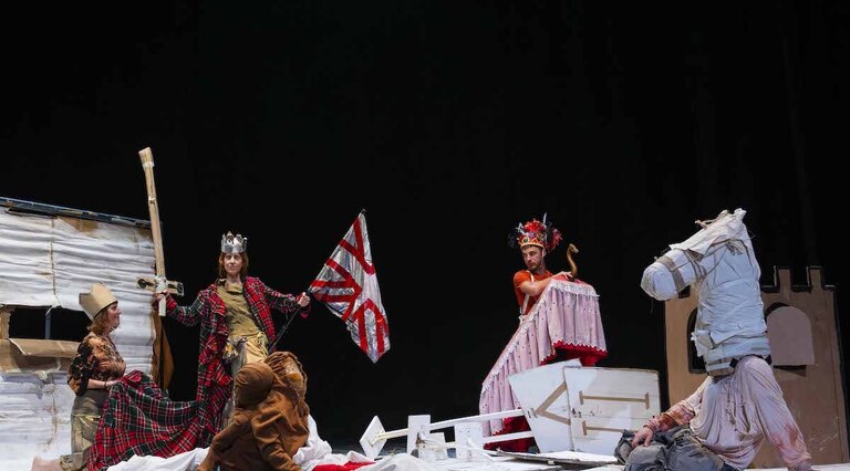 Antzezlanak asteburuan hasiko du bira. 